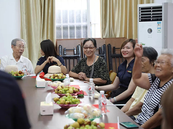中庭裝飾集團(tuán)丨“情暖中秋，將愛傳承”——走進(jìn)金浦社區(qū)慰問高齡老人